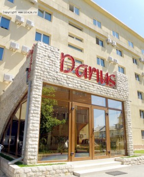 Un bărbat băut a căzut de la etajul trei al Hotelului Darius